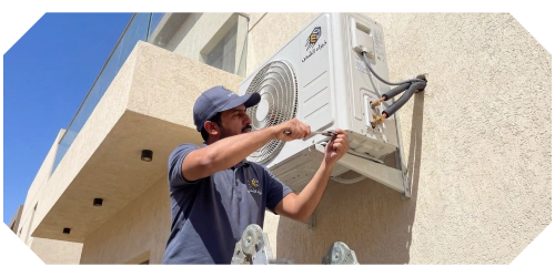 فني يقوم بفك أو تركيب مكيف سبليت، جزء من خدمة نقل الأثاث الشاملة في الرياض